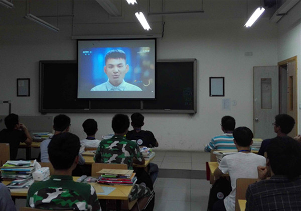 学生观看视频1.jpg
