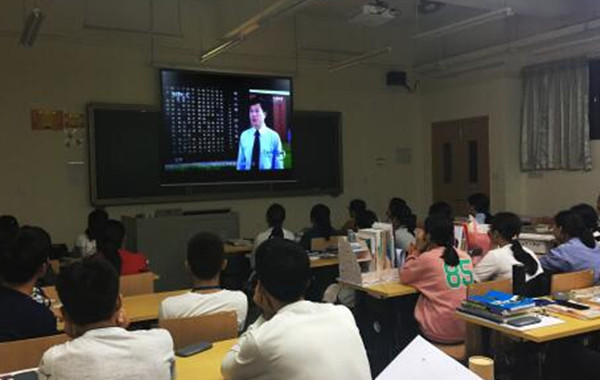 学生观看视频2.jpg
