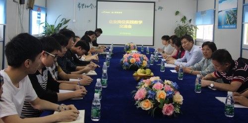 梁校监、刘院长与建工、造价专业2014级的学生代表亲切座谈_副本.jpg