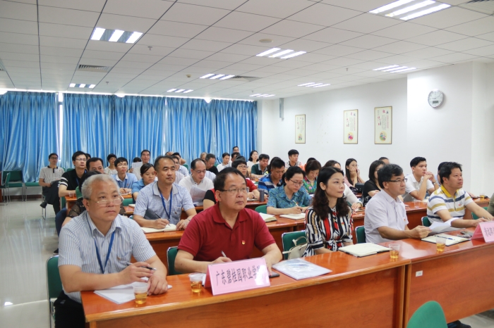 43bdcec3afe77acd600cc2be0deb6c6b.jpg 大家认真听取会议精神.jpg