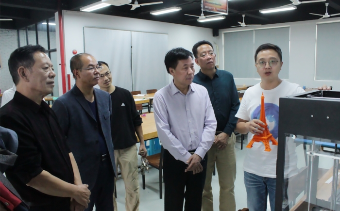 78645bc9c72e15510f7ad1d30f81de2a.jpg 刘惠坚院长一行参观实训室_副本.jpg