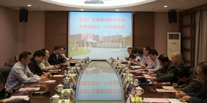 8f962fb54b4ef5ae60f9fba13fe622c0.jpg 座谈会现场_副本.jpg