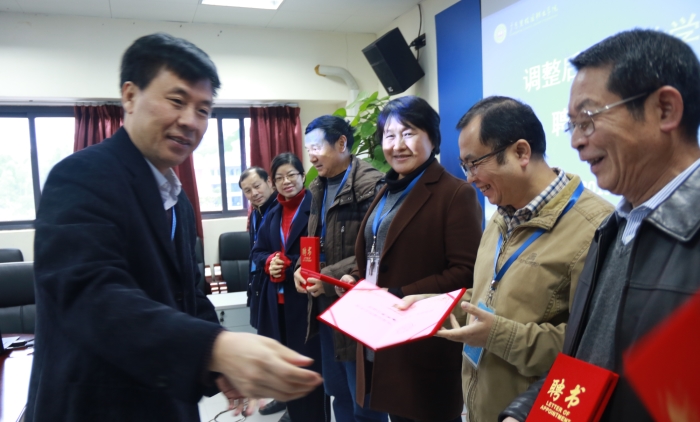 刘惠坚院长向督导成员颁发聘书_副本.jpg