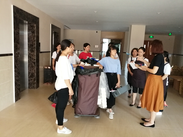学员在学院教学酒店实操训练_副本.jpg