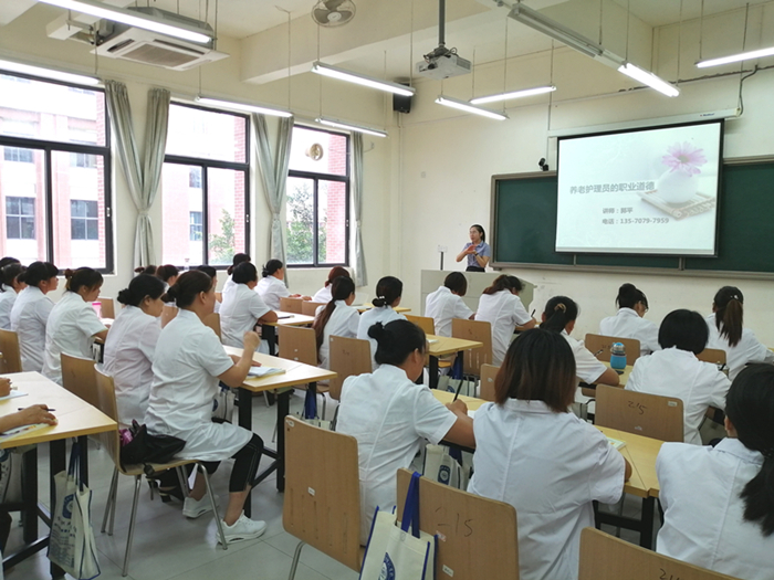 养老保姆班授课现场_副本.jpg