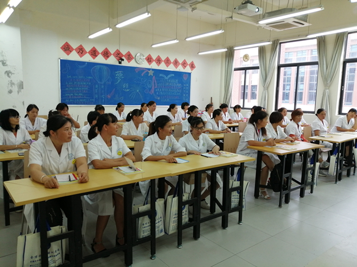 a1adae9bc1be7f234dc82180d7bdb7fb.jpg 学员在课堂上认真听课2_副本.jpg