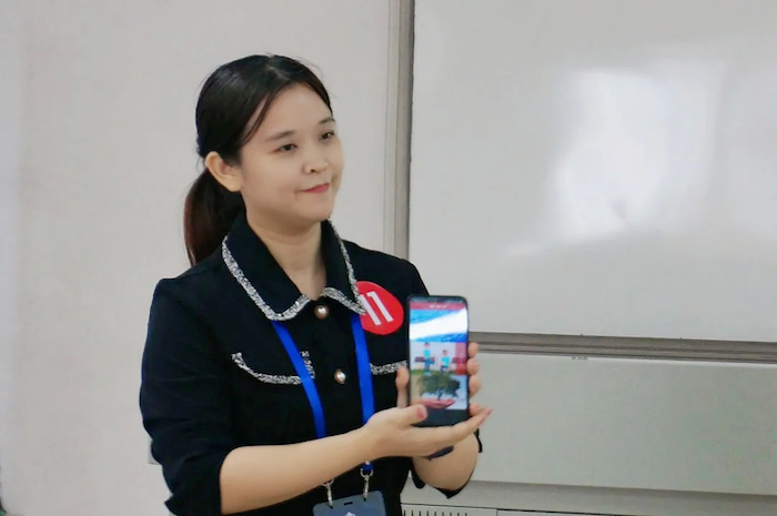 6eeece31f202af624d782536d8a59b31.png “图3 施思老师展示教学绝活”的副本.png