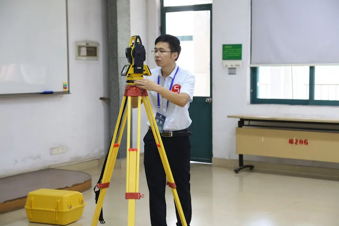 93032b8e286ae23b49315120d14bf5ba.png “图4 吕志刚老师展示教学绝活”的副本.png