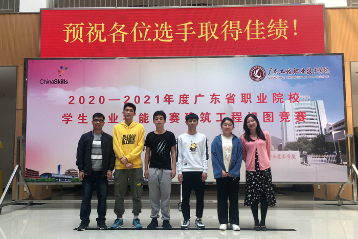 5175a1abc95cf7626c63abbb6a887662.jpg 朱冬飞带领学生参赛_副本.jpg