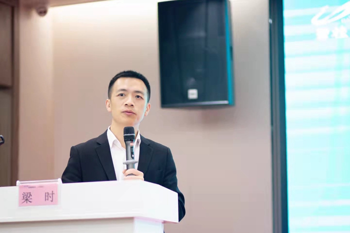 ceb94642fd1e1bfdc40ad305f98560d8.jpg 培训中心 梁时.jpg