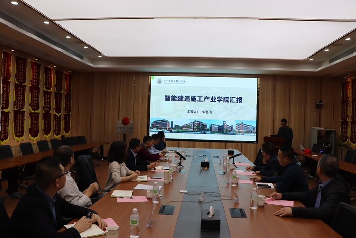 fe7a0a9b2d3a440e6e4ce31e6d1e00e7.jpg 朱冬飞做施工产业学院介绍.JPG